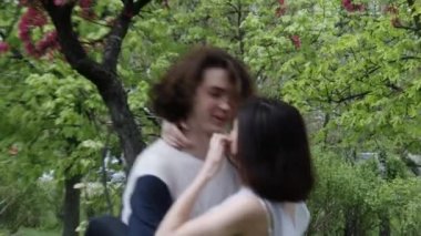 Mutlu çift açık havada eğleniyor. ağır çekim, 4k, Uhd, Ultrahd