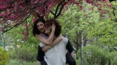 Mutlu çift açık havada eğleniyor. ağır çekim, 4k, Uhd, Ultrahd