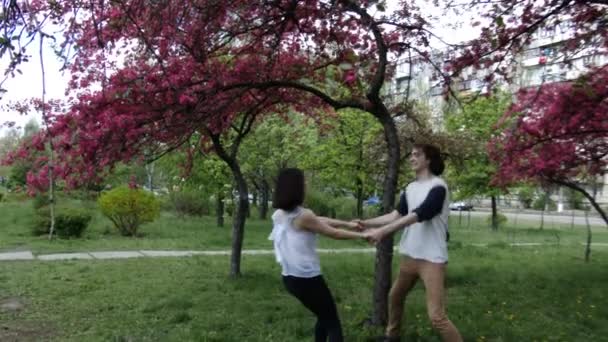 Couple heureux s'amuser en plein air. ralenti, 4K, UHD, UltraHD — Video