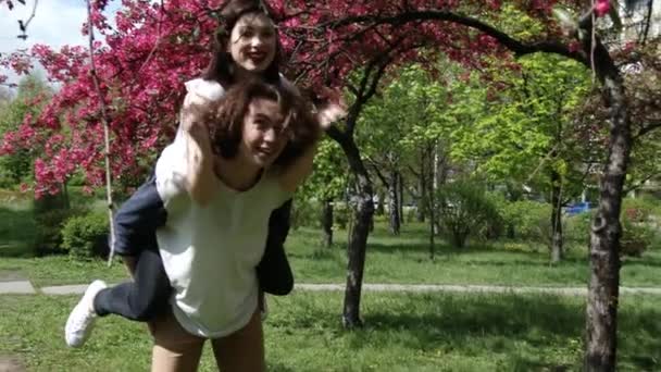 Couple heureux s'amuser en plein air. ralenti, 4K, UHD, UltraHD — Video