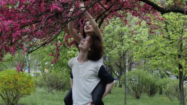 Šťastný pár baví venku. Zpomalený pohyb, 4k, podstavec, Ultrahd — Stock video