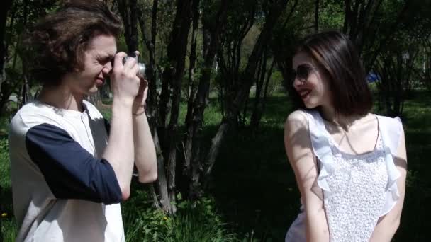 Feliz casal foto, atirar na cidade do parque, câmera lenta, 4K, UHD, UltraHD — Vídeo de Stock