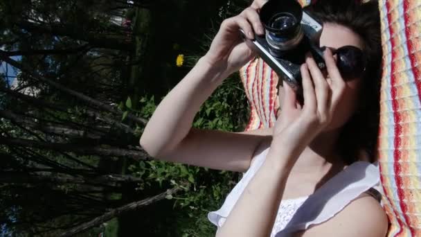 Menina feliz tira fotos, atirar na cidade do parque, câmera lenta, 4K UHD UltraHD — Vídeo de Stock