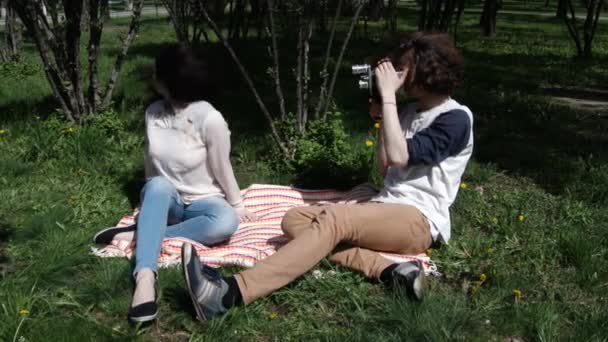 Pareja Feliz disparar viejo video, cine en el parque de la ciudad, cámara lenta, 4K, UHD, UltraHD — Vídeo de stock