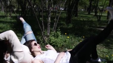 Mutlu üç arkadaşın ateş park City, ağır çekim, 4k eski sinema Uhd Ultrahd