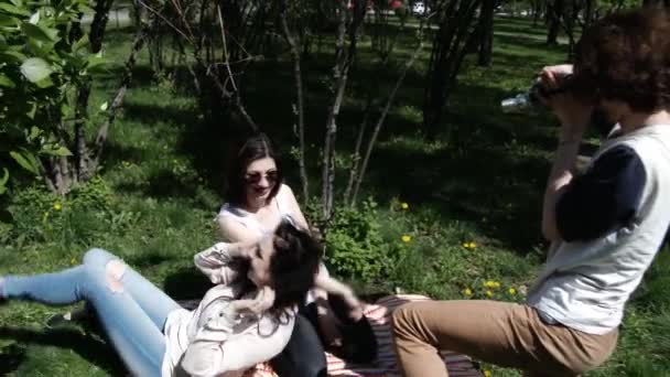 Happy tre vänner skjuter gamla filmer i park city, ultrarapid, 4k Uhd Ultrahd — Stockvideo