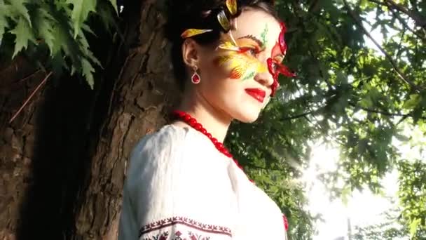 Дівчина макіяж, мода в парку, з посмішкою, повільний рух, 4 Кбайт, Uhd, Ultrahd — стокове відео