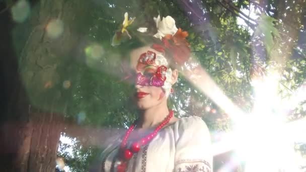 Дівчина макіяж, мода в парку, з посмішкою, повільний рух, 4 Кбайт, Uhd, Ultrahd — стокове відео