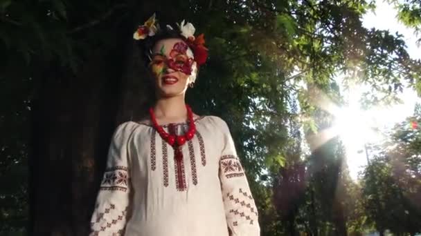 Smile meisje met make-up, mode in park, slow motion, 4k Uhd, Ultrahd — Stockvideo