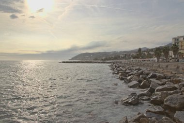 Kıyı şeridi, gökyüzüne karşı kayalar.