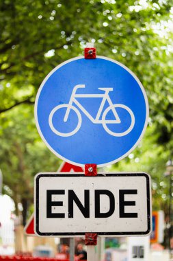 Bir tabelanın yakın çekimi