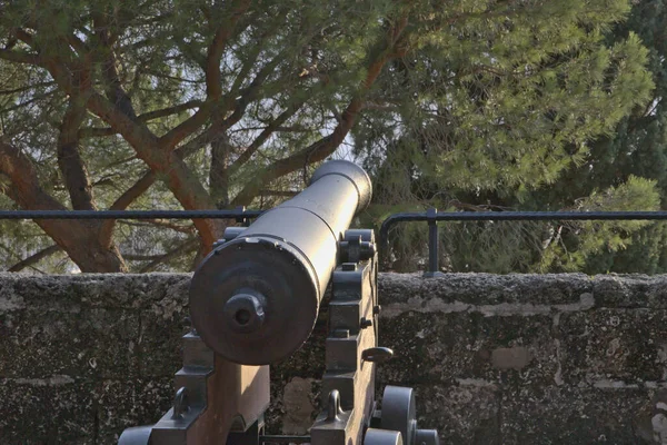Старая Историческая Пушка Колесах — стоковое фото