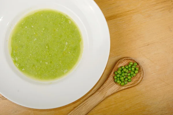 Grüne Erbsensuppe in Schüssel — Stockfoto