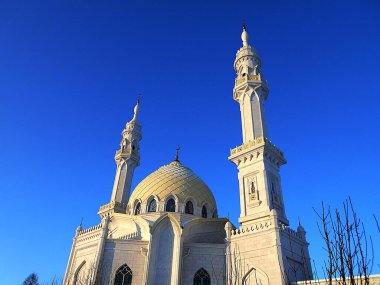 Bolgar Tataristan Şehri Rusya. Beyaz cami. Merkez kubbe ve iki minare.