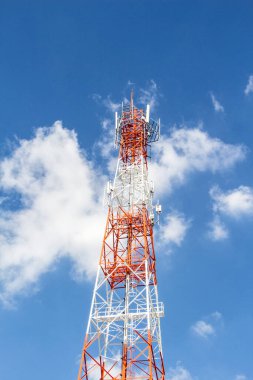 Telekomünikasyon kutupları, kırsal kesimde.