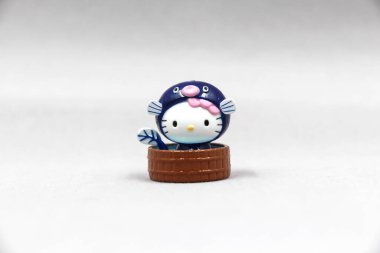 Bangkok, Tayland - 19 Haziran 2021: Hello Kitty figürünün stüdyo çekimi, Sanrio 'nun kurgusal karakteri. Hello Kitty, Kitty White veya Harokiti, Japon popüler kültürünün bir parçasıdır.