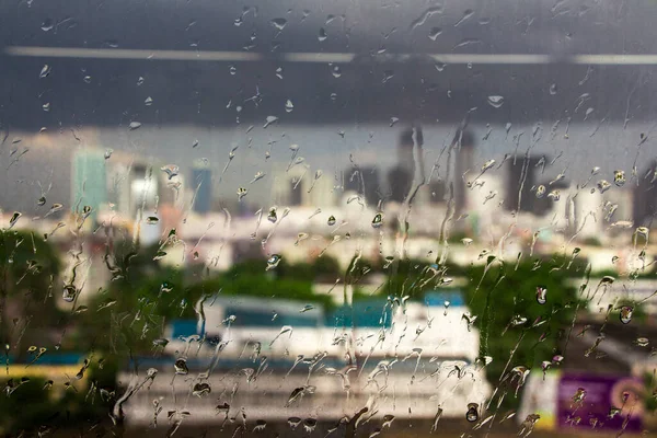 Deszcz Wody Krople Szybie Okna Przed Rozmyciem Obrazu Budynku Bangkok — Zdjęcie stockowe