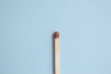  Mavi arka planda yakın plan eşleşmesi. Minimalizm kavramı, pastel renkler. Üst manzara, düz uzanma