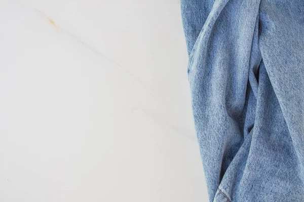 복사 공간이 있는 청바지. 패션 블로그, 스타일, 이미지의 개념. 흰 배경 위에 평평 한 흉내 지빠귀 — 스톡 사진