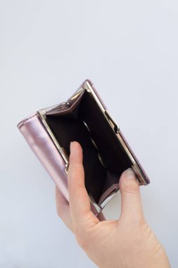 Bir kadının elinde boş bir cüzdan. Finansal kriz konsepti. İşsizlik, yoksulluk, şirketlerdeki işten çıkarmalar.