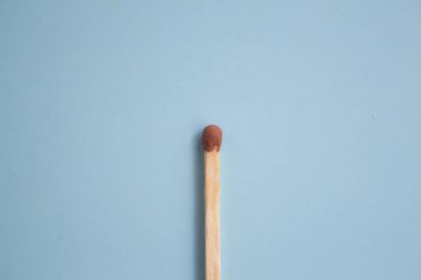  Mavi arka planda yakın plan eşleşmesi. Minimalizm kavramı, pastel renkler. Üst manzara, düz uzanma