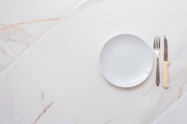 Boş seramik tabağı beyaz mermer arka planda izole edilmiş. Uzayı kopyala Menü Tarifi Kavramı