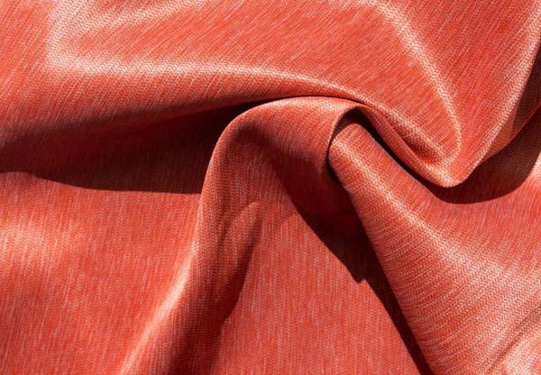 Lujoso tejido naranja caro como un fondo elegante con hermosos tintes de luz. Pliegues suaves caen y crean ondas de luz — Foto de Stock