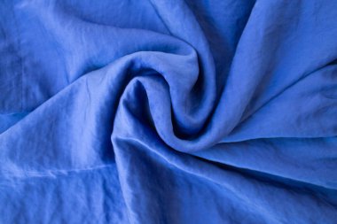  Lüks pahalı mavi kumaş. Zarif bir arka plan. Güzel ışık renkleri var. Yumuşak kıvrımlar düşer ve ışık dalgaları yaratır