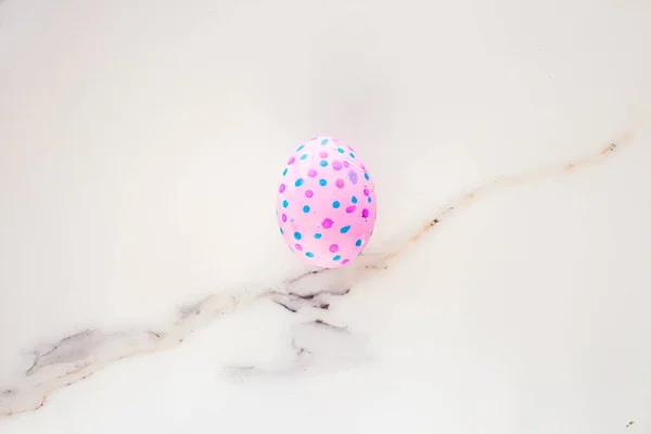 可爱的复活节彩蛋 手工装饰在白桌子上 复活节假期的概念 漂亮的蛋点缀着粉色和蓝色 — 图库照片