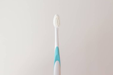 Mavi diş fırçası. Diş etleri ve diş mineleri için yumuşak kıllar. Tasarımınız için alanı kopyalayın.