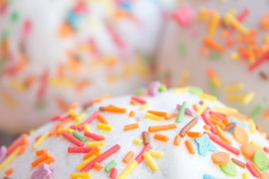  Çok renkli serpiştirilmiş Paskalya pastaları. Paskalya pastaları Hristiyan Paskalya ekmeğiyle şenlikli bir masada.. 