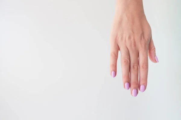 Nachgewachsene Maniküre. Weibliche Hand mit nachgewachsenen Nägeln vor der Korrektur des Gel-Lacks. Gepflegte Hände. Kopierraum Trending. Platz für Text — Stockfoto