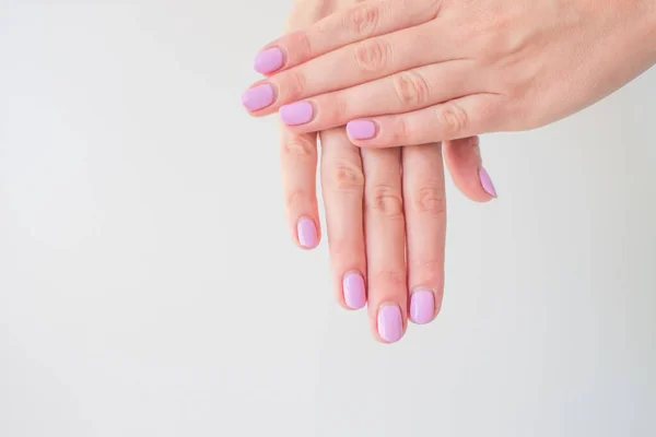 En ny manicure. Kvinde hånd med regrown negle før korrigere gel polish. Velplejede hænder. kopiere plads trend. Sted for tekst - Stock-foto