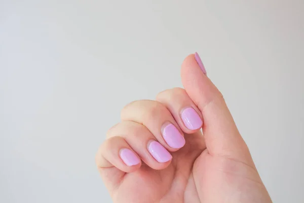 Manicura regenerada. Mano femenina con uñas regeneradas antes de corregir el esmalte de gel. Manos bien arregladas. copiar tendencia de espacio. Lugar para el texto — Foto de Stock