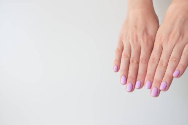 Manikür yaptırdım. Jel cilasını düzeltmeden önce tırnakları yeniden uzamış bir kadın eli. Bakımlı eller. Kopyalama alanı trend. Metin için yer.