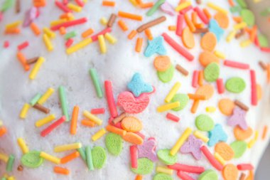 Paskalya bayramı kartında pastalar ve turtalar mutlu Paskalya günleri için. Havadar bir kekin üzerine beyaz krema ve farklı renkler serpiştirilmiş. Mutlu Paskalyalar. Metnin için boşluk kopyala.