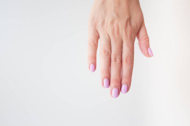 Manikür yaptırdım. Jel cilasını düzeltmeden önce tırnakları yeniden uzamış bir kadın eli. Bakımlı eller. Kopyalama alanı trend. Metin için yer.