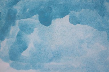  Soyut mavi suluboya arka plan, açık ve koyu renk eğimli. Sitenin duvar kağıdı, kartpostal, defter, defter, kitap, reklam. Suluboya gökyüzü mavi fırça darbeleri.