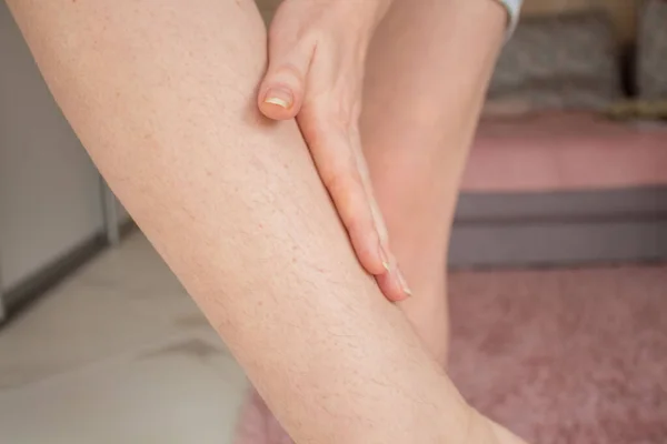 Neoholené, chlupaté nohy ženy před odstraněním vlasů. koncept hladké pleti bez vlasů, lázeňský koncept — Stock fotografie
