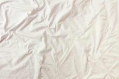 Düz beyaz arka plan. Kumaş dokusu ve pamuk kumaş kıvrımlarıyla modern minimal arkaplan. Üst görünüm