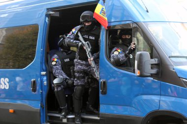 Timisoara, Timis / Romanya - 1 Aralık 2019: Romanya Ulusal Günü, Timisoara 'daki askeri geçit töreninde Jandarmalı keskin nişancı