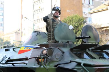 Timisoara, Timis / Romanya - 1 Aralık 2019: Romanya Ulusal Günü, Timisoara 'daki askeri geçit törenine katılan askerler