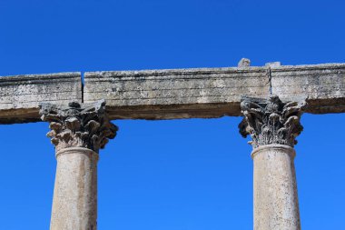Ürdün 'deki antik Roma kenti Gerasa' da (modern Jerash), Colonnade caddesinin kalıntıları üzerinde mavi gökyüzü üzerinde Corinthian sütunları