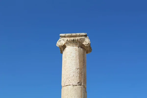青い空に隔絶された楕円形の広場の柱 エルサレムの偉大なローマの都市 Gerasa ヨルダンのエルサレム市に位置 — ストック写真