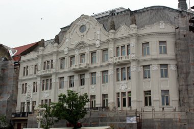 Timisoara / Romanya - 16 Mayıs 2021: Zafer Meydanı 'ndan Lloyd Sarayı' nın önü