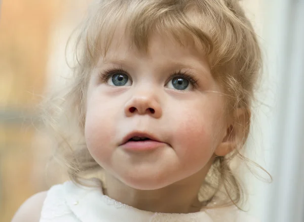 Маленькая девочка смотрит вверх с открытым ртом . — стоковое фото
