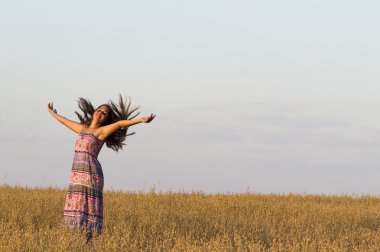 yulaf alanında kız dans ediyor.