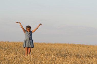 yulaf alanında kız dans ediyor.