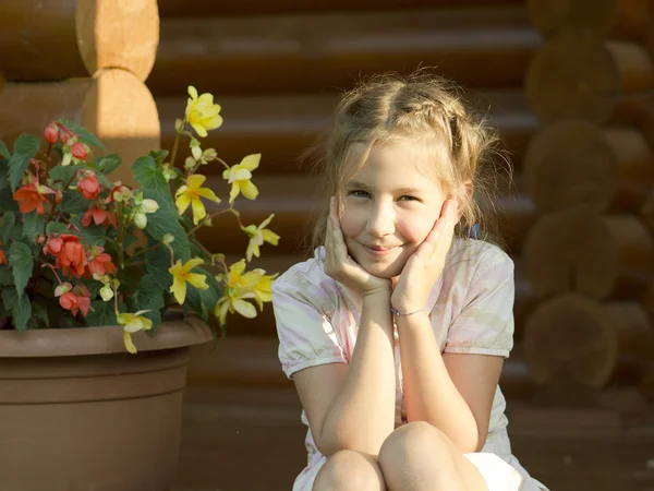 Retrato ao ar livre da menina . — Fotografia de Stock