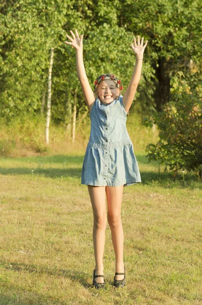 A menina feliz está dançando em um jardim . — Fotografia de Stock